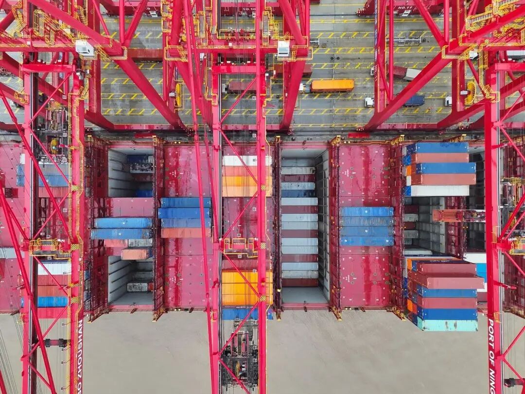 宁波舟山港迎新年首艘"海上巨无霸"，内贸集装箱海运开启新篇章